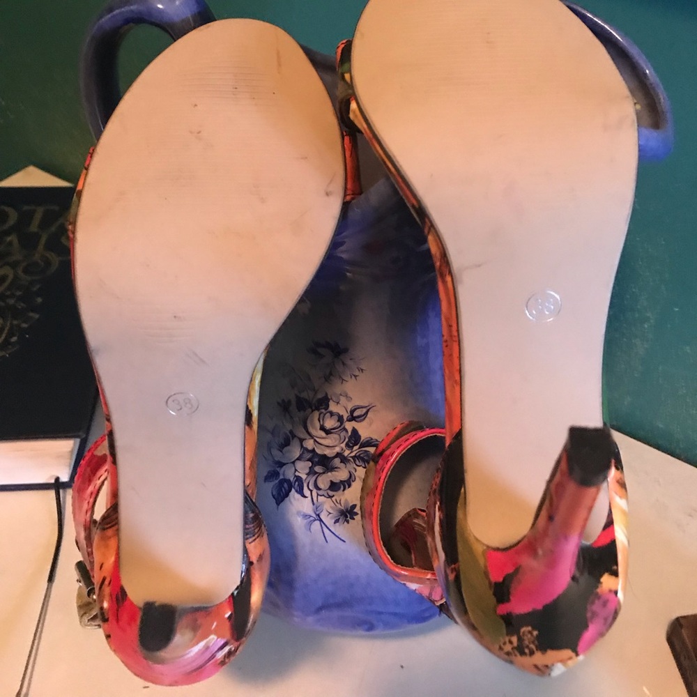 Heels - Picture 3 of 4